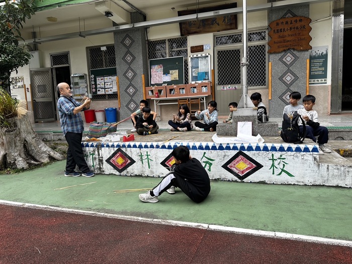 耆老教學生做童玩圖片